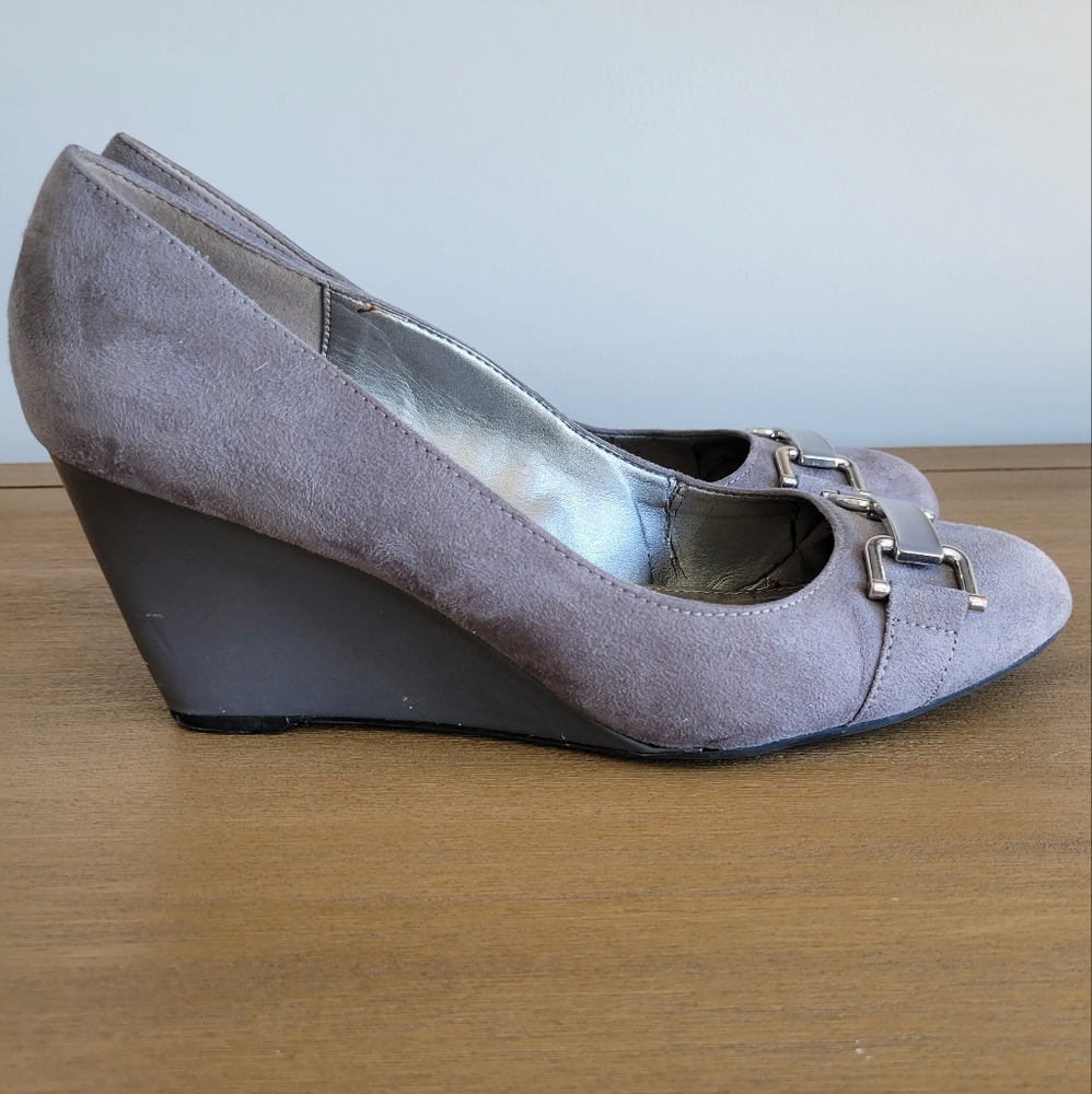 🟢($6) Bandolino gray wedges size 9